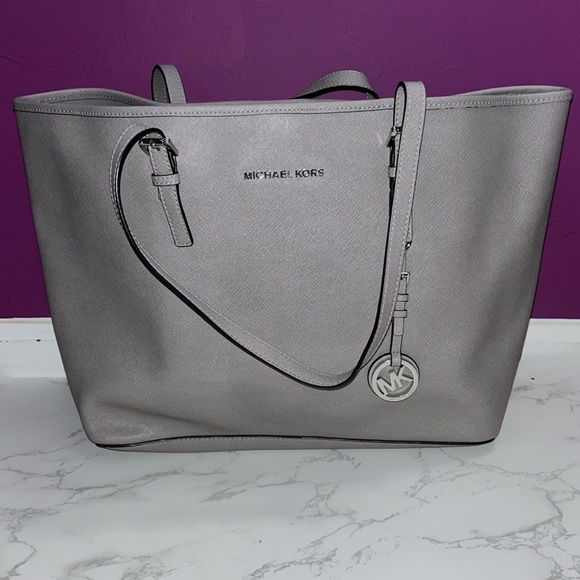 Michael Kors Large Grey Jet Set Tote - Picture 3 of 10